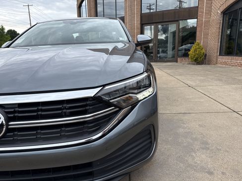 Used 2024 Volkswagen Jetta SE FWD image 9