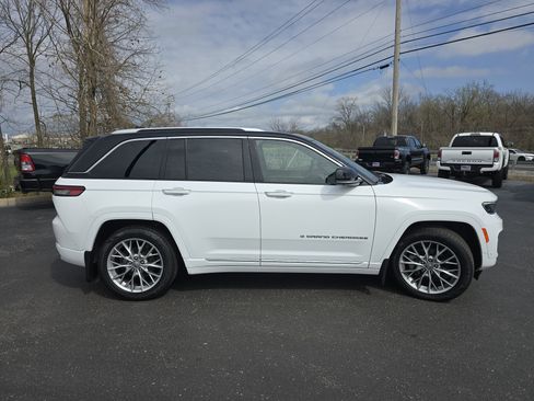 Used 2022 Jeep Grand Cherokee Summit w/ Luxury Tech Group V image 20