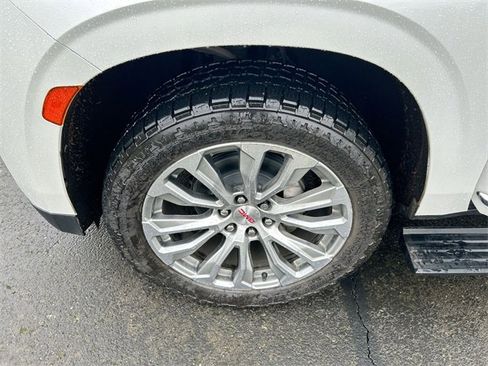 Used 2021 GMC Yukon XL Denali w/ Denali Premium Package image 33