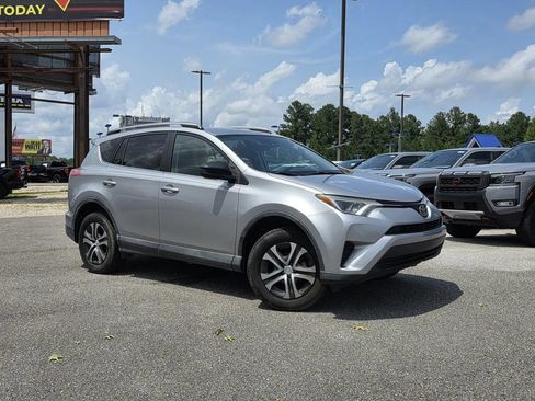 Used 2017 Toyota RAV4 LE AWD/4WD image 2