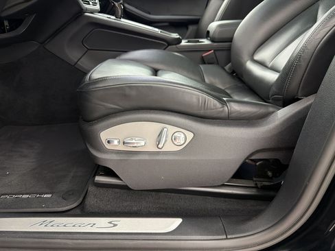 Certified 2024 Porsche Macan S AWD/4WD image 13