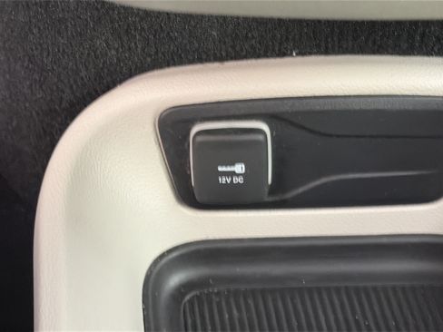 Used 2023 Chrysler Pacifica Touring-L FWD image 28