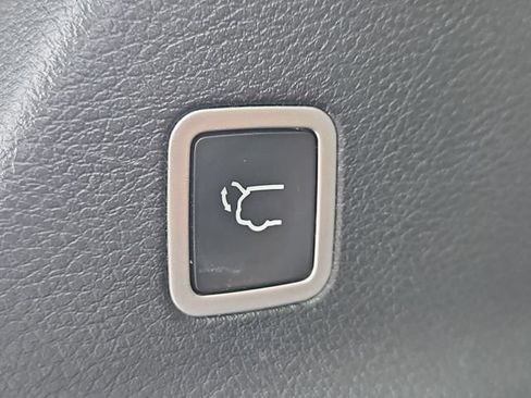 Used 2018 Chrysler Pacifica Limited w/ Advanced Safetytec Group FWD image 11