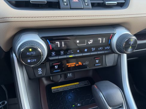 Used 2019 Toyota RAV4 Limited image 23