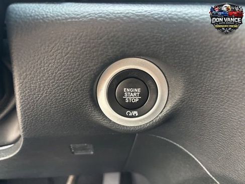 Used 2025 Chrysler Pacifica Limited FWD image 18