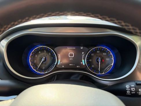Used 2024 Chrysler Pacifica Touring-L FWD image 17