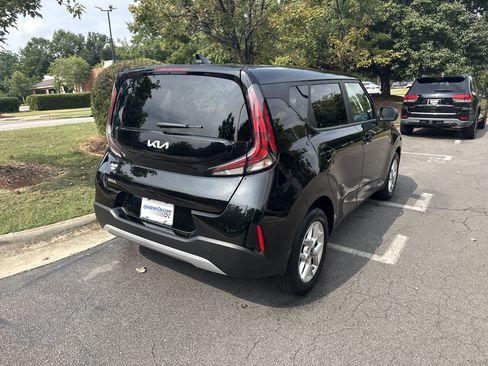 Used 2025 Kia Soul LX w/ LX Technology Package FWD image 10