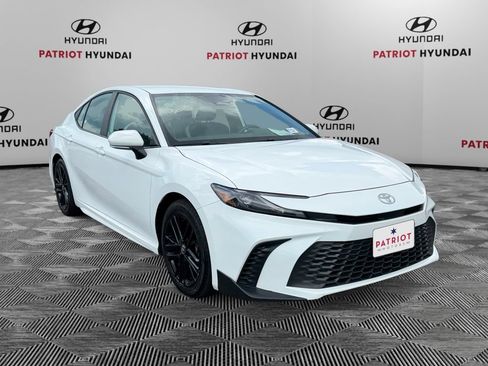 Used 2025 Toyota Camry SE FWD image 1
