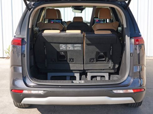 Used 2024 Kia Carnival EX image 9