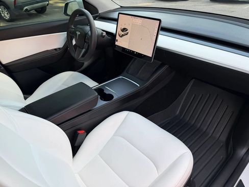Used 2021 Tesla Model Y Long Range AWD/4WD image 22