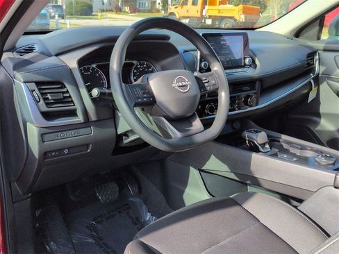 Used 2025 Nissan Rogue S image 9