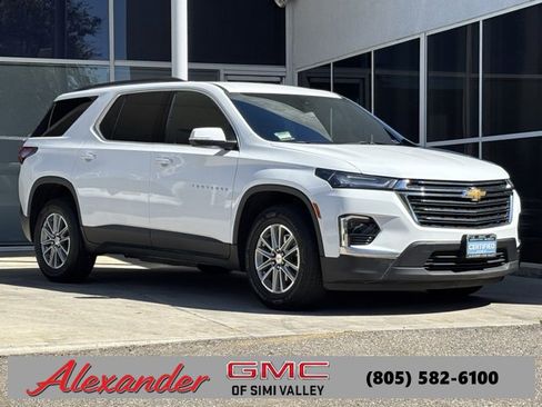 Used 2023 Chevrolet Traverse LT image 1