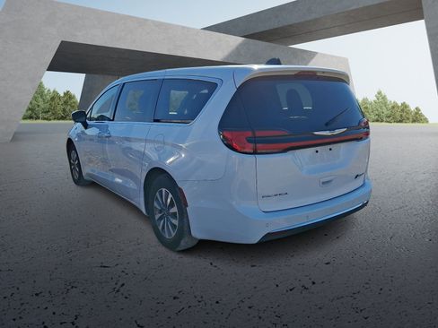 Used 2023 Chrysler Pacifica Touring-L FWD image 3