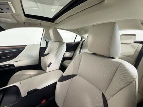Used 2025 Lexus ES 300h w/ Premium Package image 5