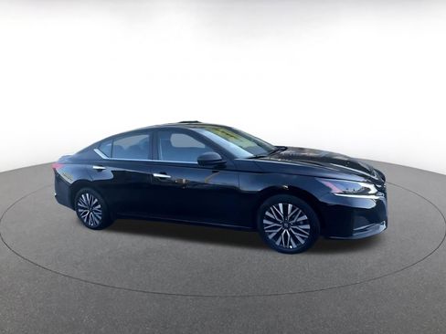 Used 2025 Nissan Altima 2.5 SV image 2