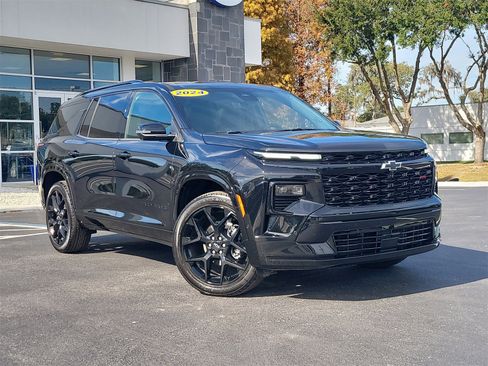 Used 2024 Chevrolet Traverse RS image 2