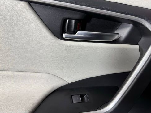 Used 2022 Toyota RAV4 XLE Premium image 28