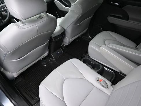 Certified 2022 Toyota Highlander XLE image 17