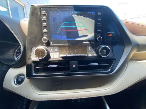 Used 2022 Toyota Highlander XLE image 16