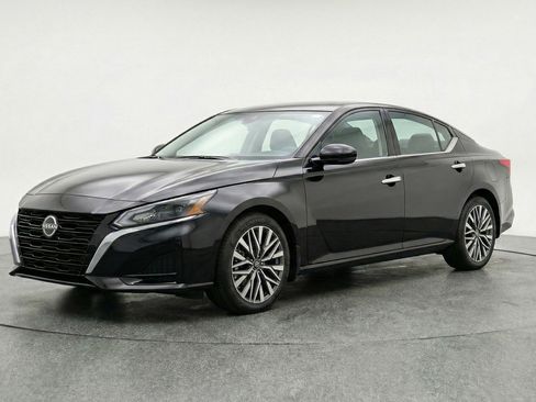Used 2025 Nissan Altima 2.5 SV FWD image 3