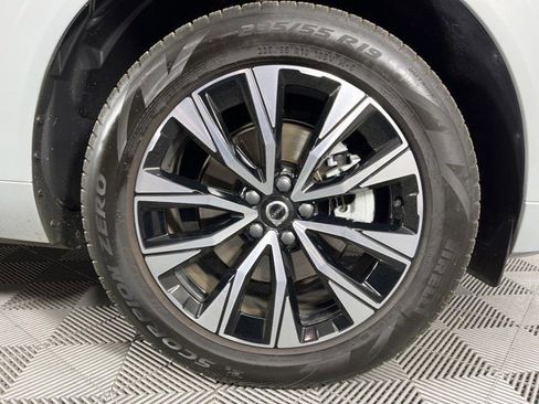 Used 2025 Volvo XC60 B5 Plus image 11