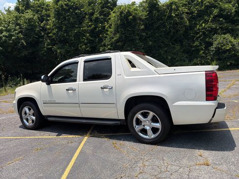 Used 2012 Chevrolet Avalanche LTZ RWD image 4