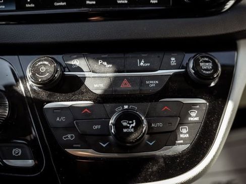 Used 2024 Chrysler Pacifica Touring-L image 20