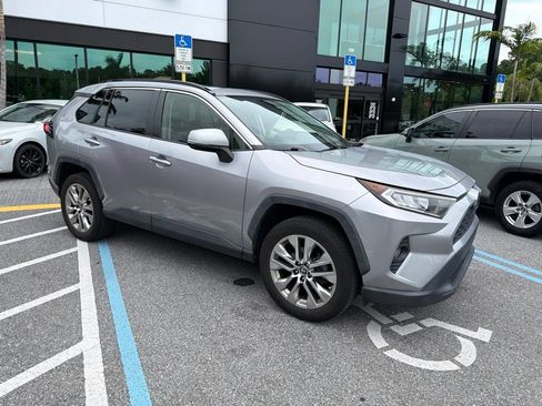 Used 2019 Toyota RAV4 XLE Premium FWD image 4