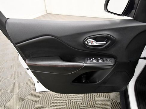 Used 2019 Jeep Cherokee Trailhawk w/ Cold Weather Group image 13