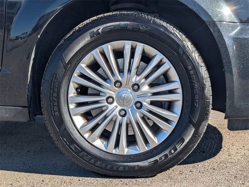 Used 2015 Chrysler Town & Country Touring-L w/ Driver Convenience Group image 11