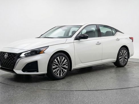 Used 2025 Nissan Altima 2.5 SV FWD image 3