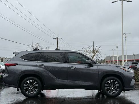 Used 2020 Toyota Highlander XLE image 6