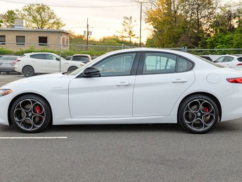 Used 2023 Alfa Romeo Giulia Veloce AWD/4WD image 5