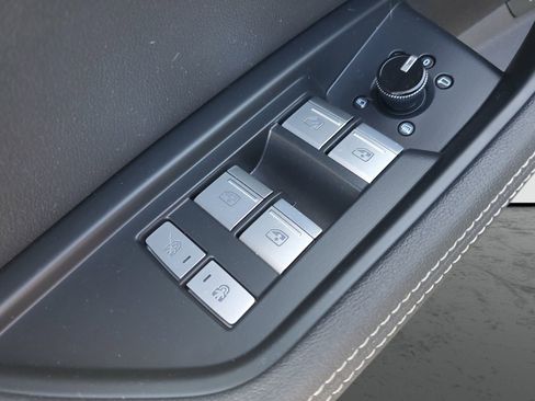 Used 2024 Audi Q8 e-tron Premium Plus w/ Premium Plus Package image 21