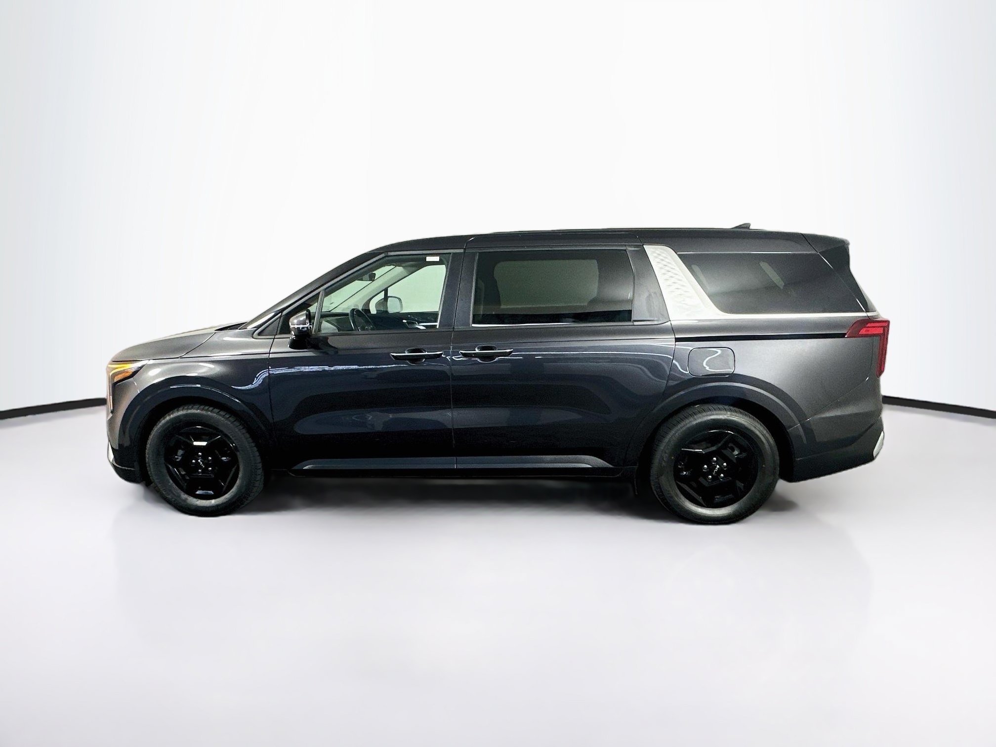 Used 2025 Kia Carnival FWD image 4