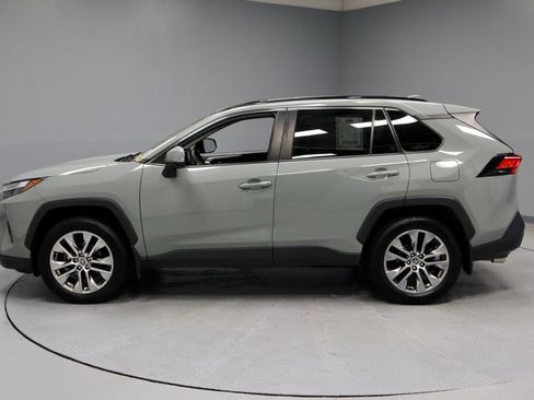 Used 2022 Toyota RAV4 XLE Premium AWD/4WD image 7