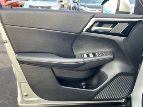 Used 2024 Mitsubishi Outlander SE image 11