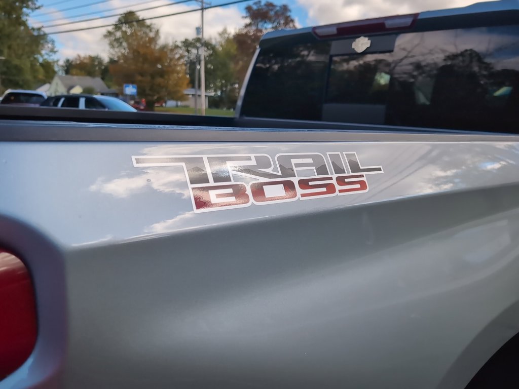 Used 2025 Chevrolet Silverado 1500 LT Trail Boss w/ Convenience Package II AWD/4WD image 5