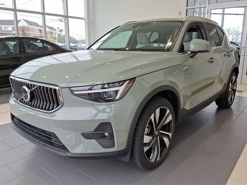 Used 2025 Volvo XC40 B5 Ultra w/ Climate Package image 3