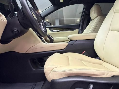 Used 2019 Cadillac XT5 FWD image 12
