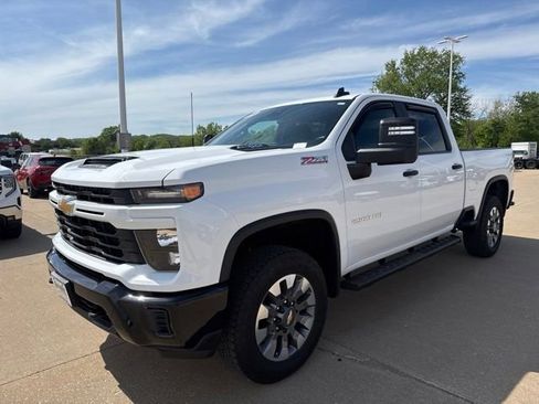 Used 2024 Chevrolet Silverado 2500 Custom w/ Custom Value Package AWD/4WD image 9
