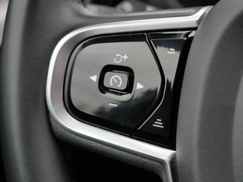 Used 2022 Volvo XC60 B6 R-Design w/ Advanced Package image 33