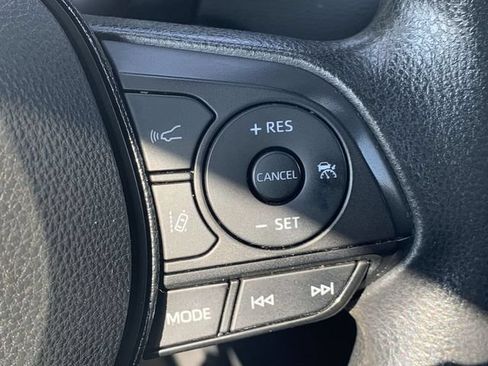 Used 2021 Toyota RAV4 XLE AWD/4WD image 28