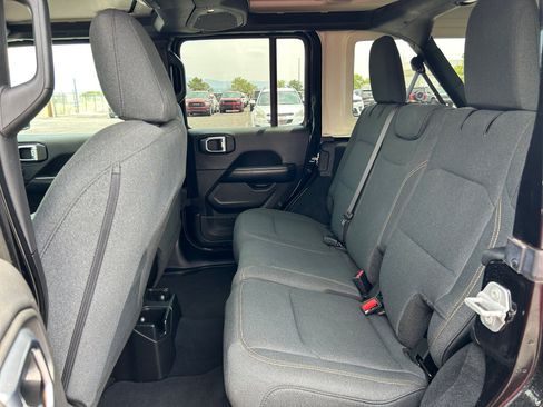 Used 2024 Jeep Wrangler Unlimited Sahara AWD/4WD image 17