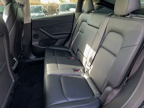 Used 2022 Tesla Model Y Long Range image 24