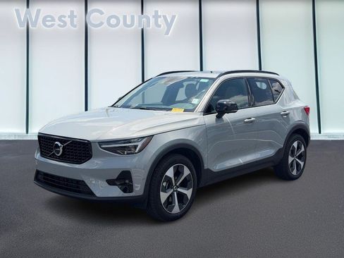 Certified 2026 Volvo XC40 B5 Plus AWD/4WD image 9