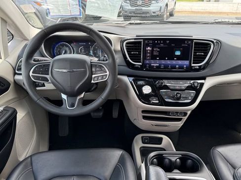 Used 2024 Chrysler Pacifica Touring-L FWD image 11