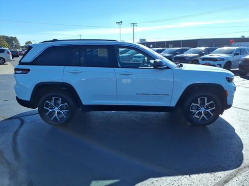 Used 2023 Jeep Grand Cherokee Limited image 2