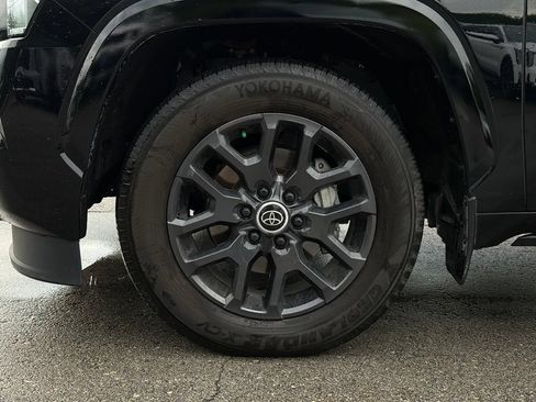 Used 2024 Toyota Sequoia Platinum AWD/4WD image 5