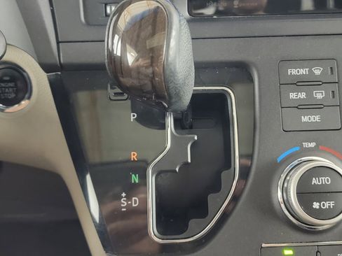 Used 2015 Toyota Sienna XLE FWD image 18